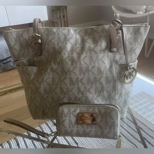 Michael Kors Jet Set Signature Top Zip Tote And Wallet- Vanilla